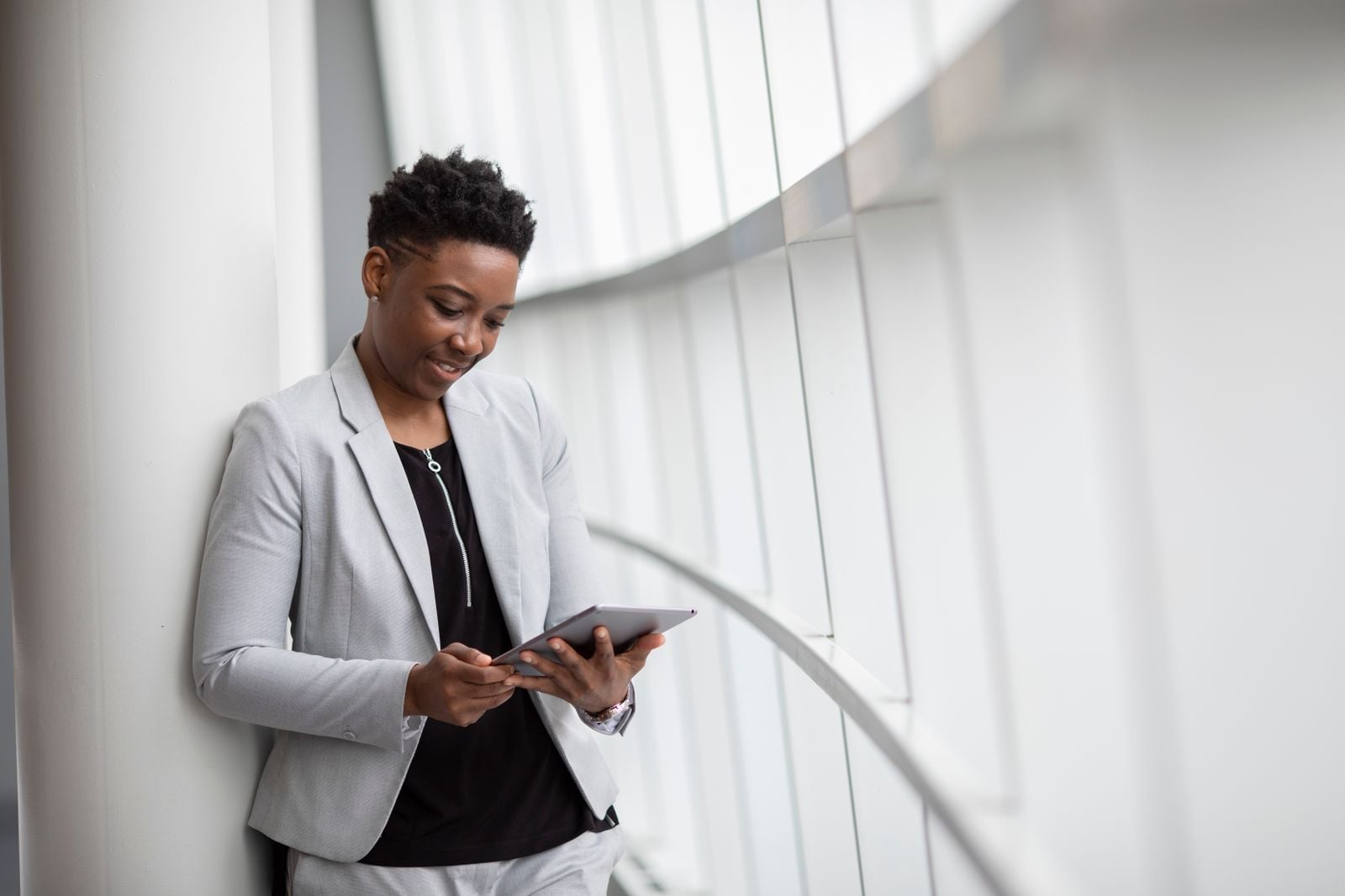 Une membre du personnel scolaire consulte Edu-Afrique sur sa tablette